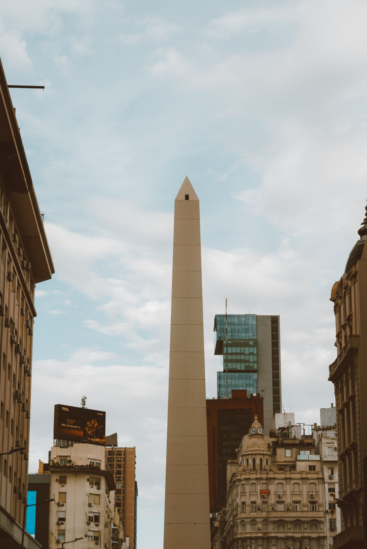 El Obelisco de Buenos Aires sobre la Avenida 9 de Julio al atardecer